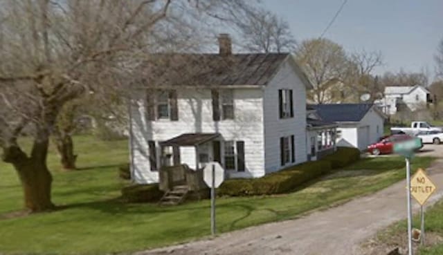 view of front of house featuring a front lawn