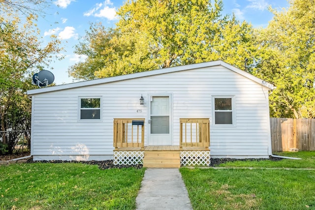 view of front of home featuring a front lawn