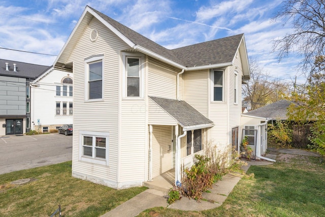 view of front of property with a front lawn