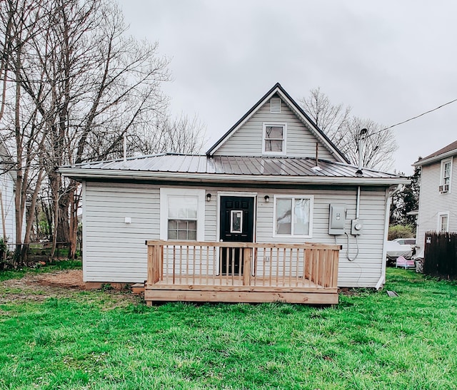 back of house featuring a yard