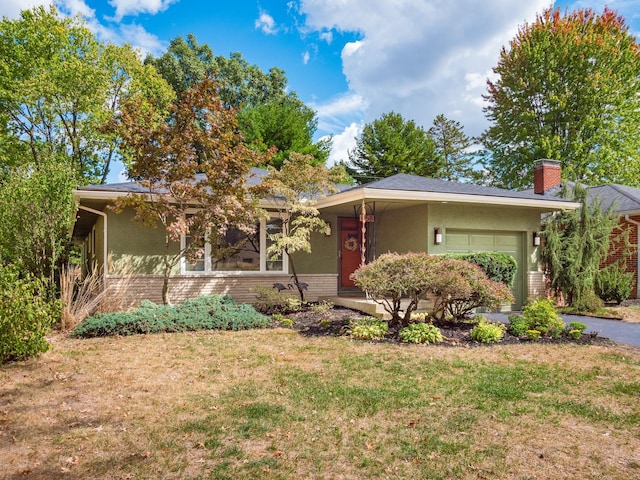 view of front facade featuring a front yard and a garage