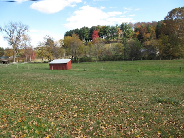 view of yard featuring a rural view