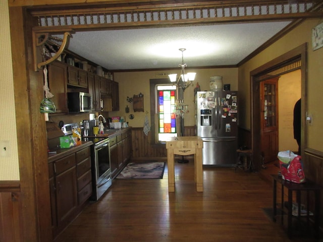 kitchen featuring sink, a textured ceiling, dark hardwood / wood-style flooring, stainless steel appliances, and a chandelier