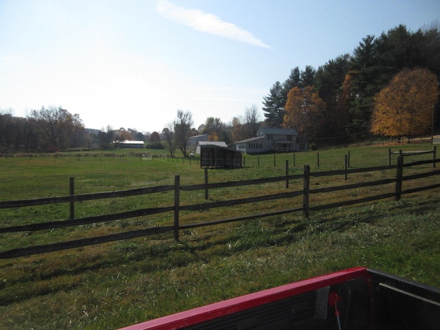 view of yard featuring a rural view