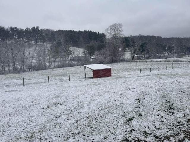 view of yard featuring a rural view and an outdoor structure