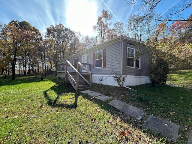 manufactured / mobile home with a front yard