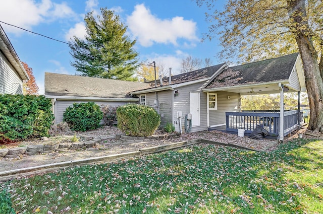 view of front of home featuring ceiling fan and a front yard