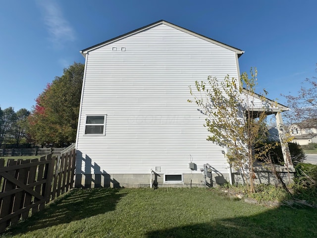 view of side of property featuring a lawn