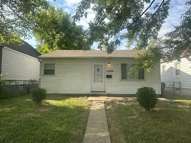 view of front facade with a front yard