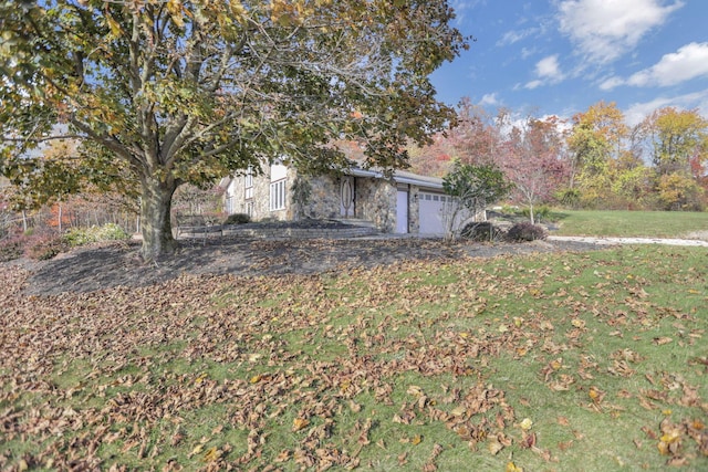 view of yard with a garage