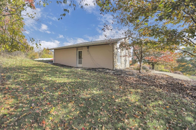 back of house featuring a yard