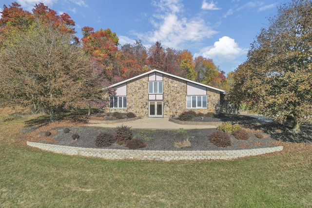 view of front of house featuring a front lawn