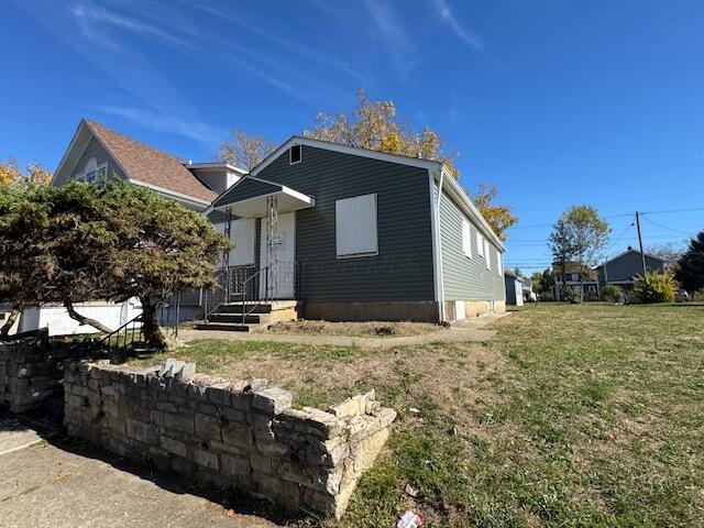 view of front of property with a front yard