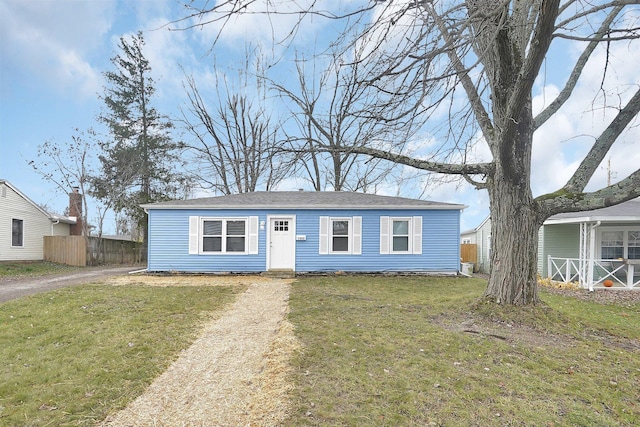 ranch-style house featuring a front yard