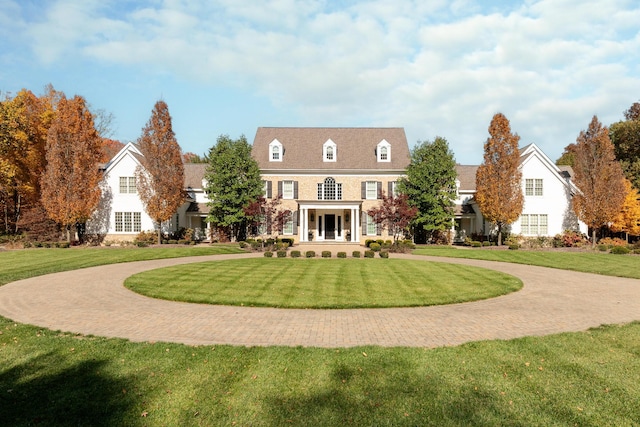 view of front of home featuring a front lawn