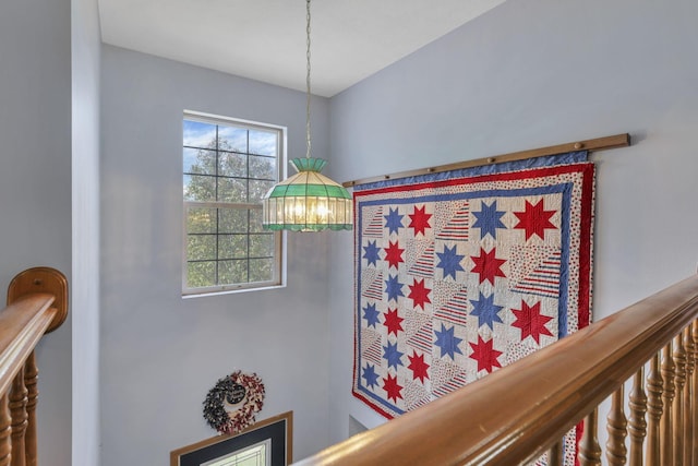 room details featuring an inviting chandelier