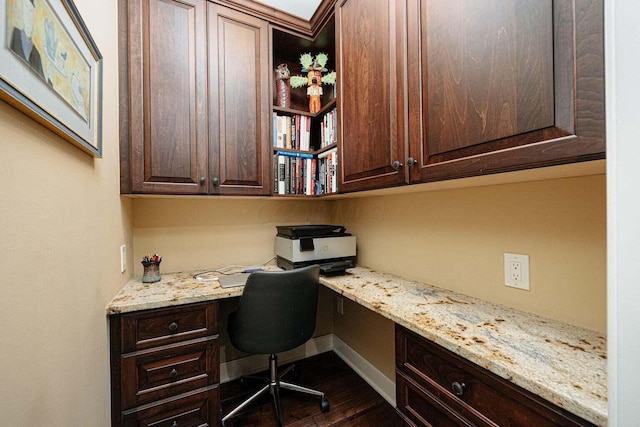 office area with dark wood-type flooring and built in desk