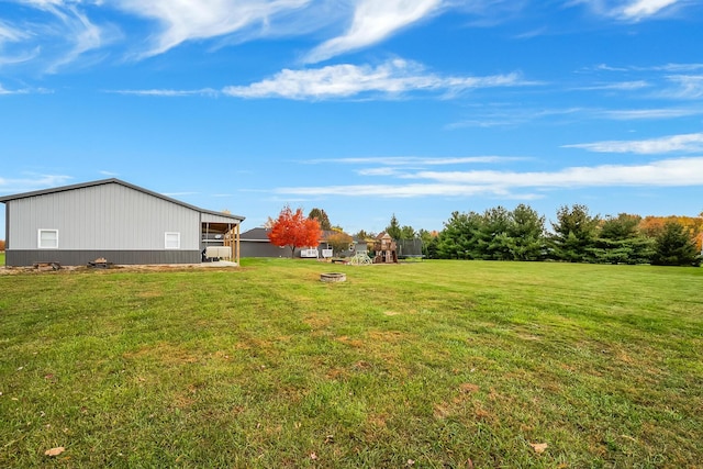 view of yard featuring an outdoor structure