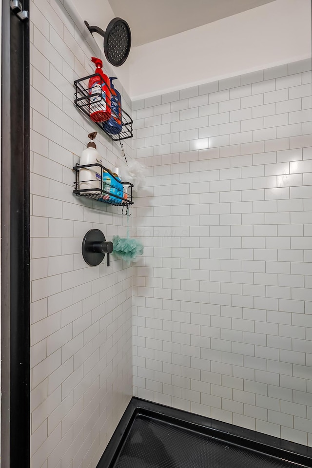 bathroom featuring a tile shower