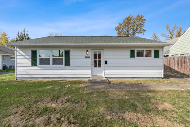 view of front of house featuring a front lawn