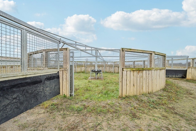 view of yard featuring an outdoor structure