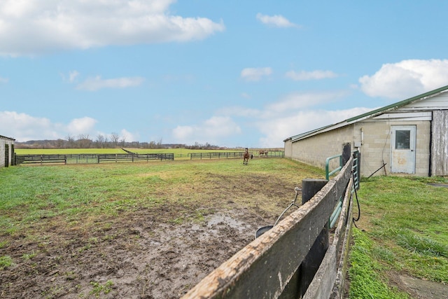 view of yard featuring a rural view