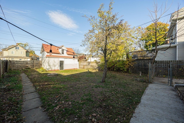 view of yard with an outdoor structure