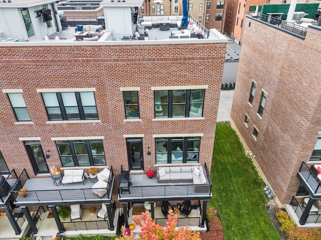 view of front of home featuring outdoor lounge area