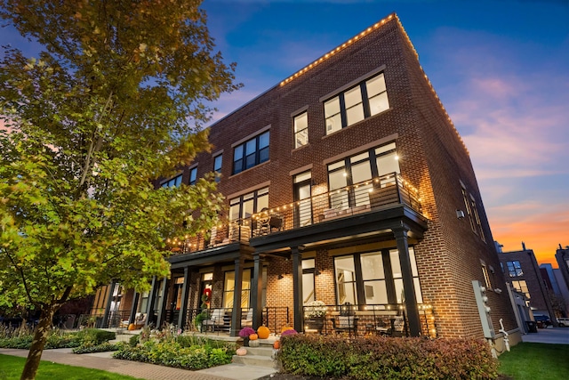 exterior space featuring a balcony