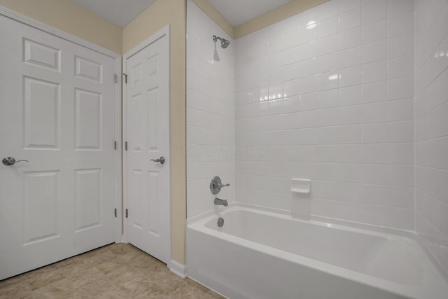 bathroom with tiled shower / bath combo