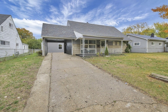 view of front facade featuring covered porch and a front lawn