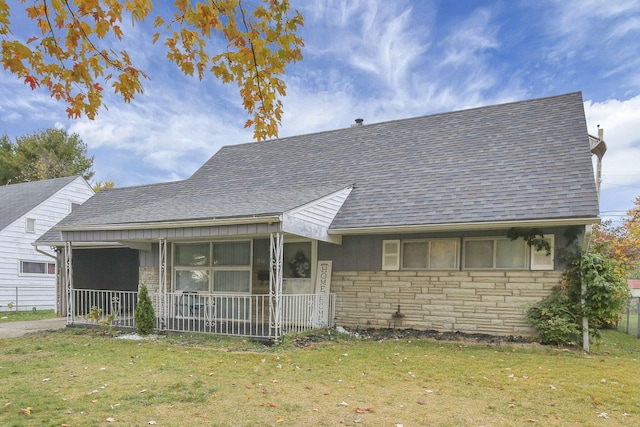 view of front of property featuring covered porch and a front yard