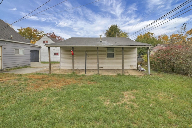 rear view of house featuring a lawn