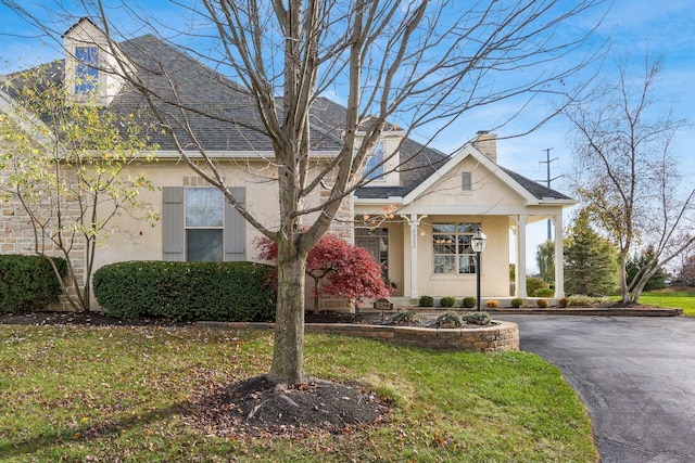 view of front of house featuring a front lawn