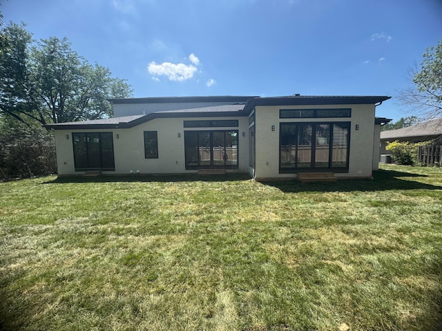 3130 S Dorchester Rd, Columbus, OH 43221 - back of house featuring stucco siding and a yard