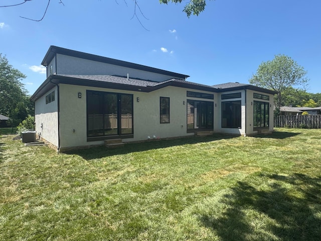 3130 S Dorchester Rd, Columbus, OH 43221 - rear view of property with stucco siding