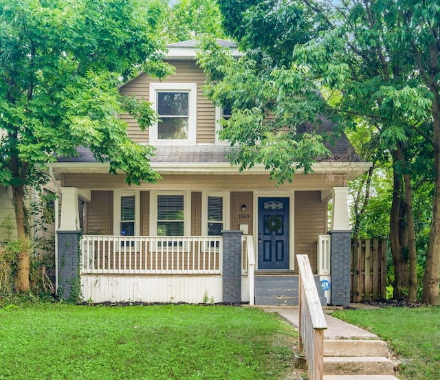 view of front of property featuring a front lawn and a porch