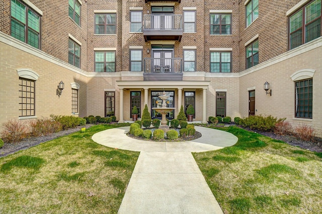 property entrance featuring a lawn