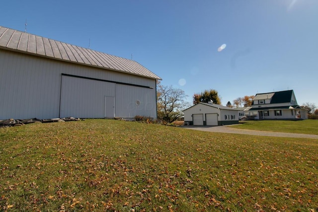 view of yard featuring an outbuilding