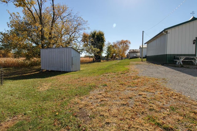 view of yard featuring a storage shed