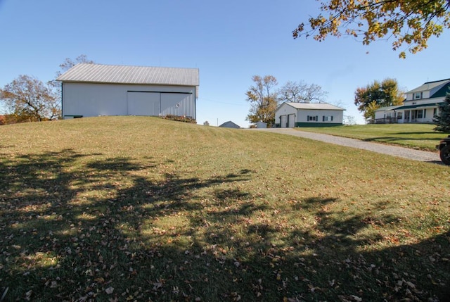 view of yard featuring an outdoor structure