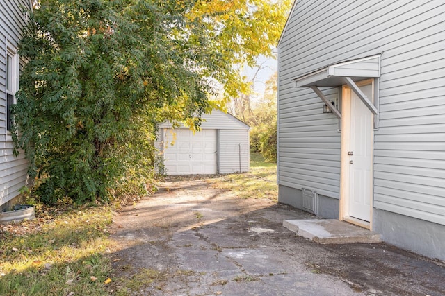 1961 Dartmouth Ave, Columbus, OH 43219 - detached garage with driveway