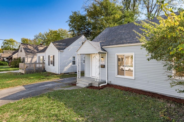 1961 Dartmouth Ave, Columbus, OH 43219 - view of front of home featuring a front yard, roof with shingles, and a deck