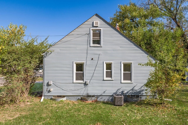 view of side of property featuring a lawn