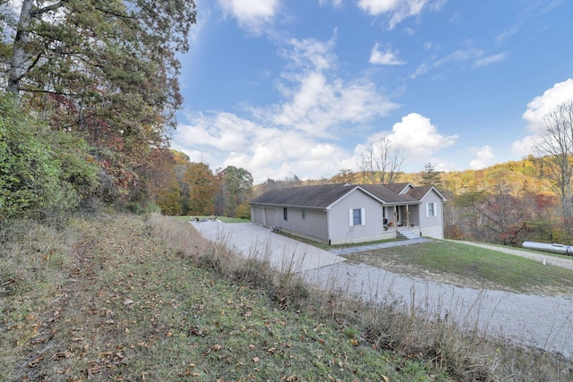 view of front of property featuring a front lawn