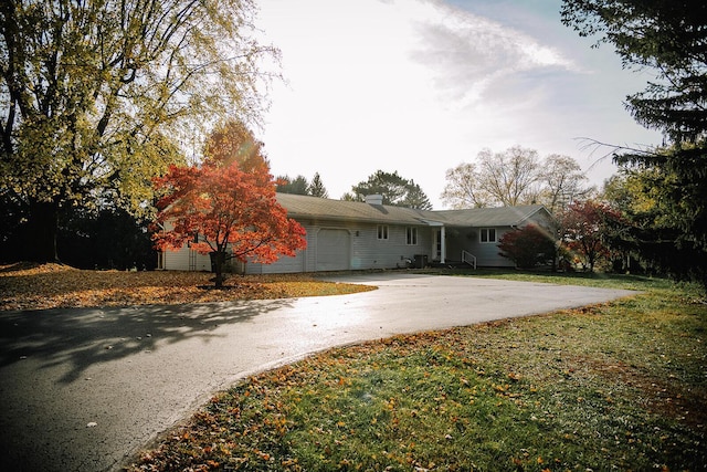 view of front of house with a front lawn and a garage