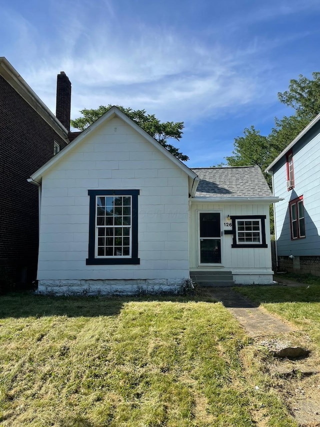 view of front of house with a front yard