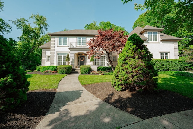 view of front of property featuring a front lawn