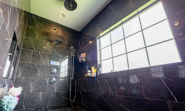 bathroom featuring tiled shower