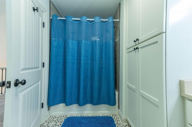 bathroom with shower / bath combo with shower curtain